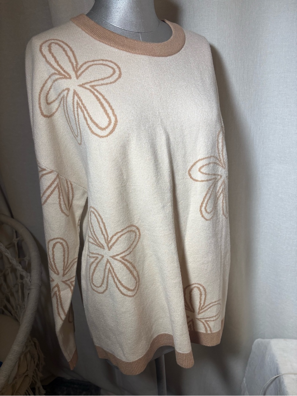 Floral Sweater Cream Beige Oversized Soft Knit Crewneck Casual Size Large NWT - Picture 12 of 13
